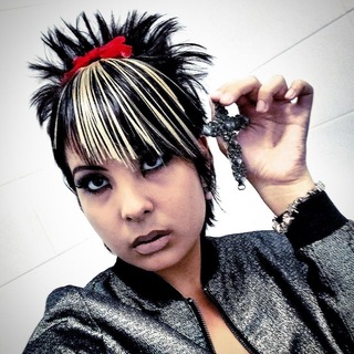 Dina Artaud is online...