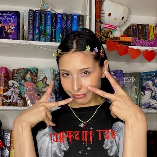 королева эскапизма📚🌙